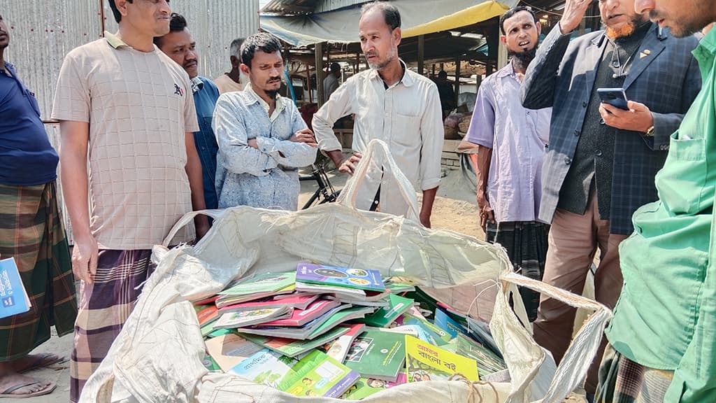 পীরগাছায় বিনা মূল্যের সরকারি ৪৪০ কেজি বইসহ আটক ১