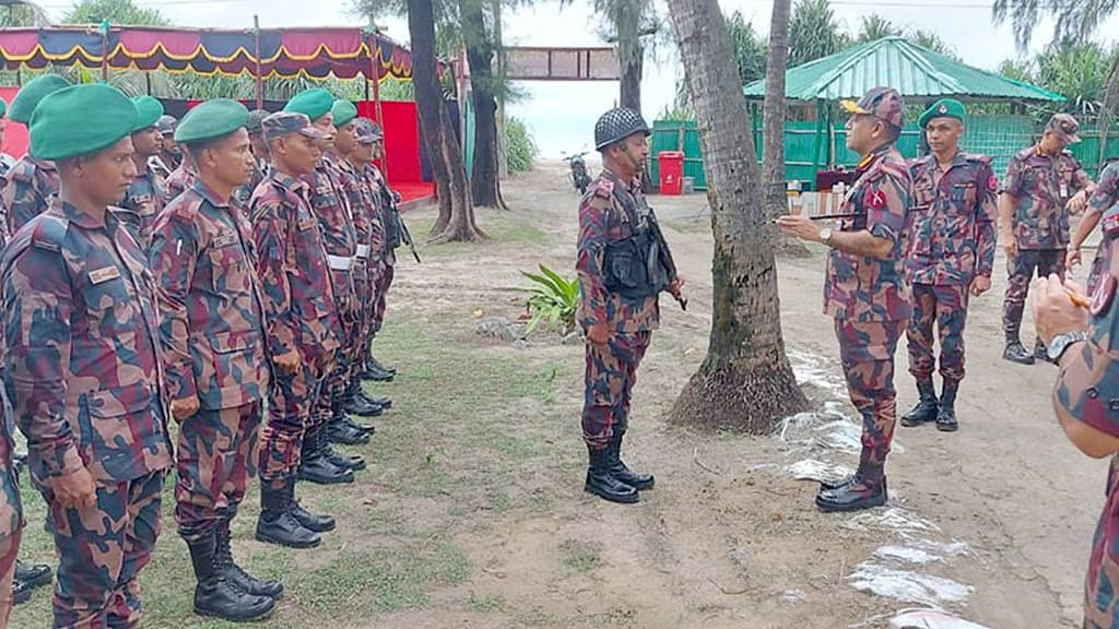 বঙ্গোপসাগরে গুলির ঘটনায় উত্তেজনার মধ্যে সেন্টমার্টিন পরিদর্শনে বিজিবি মহাপরিচালক