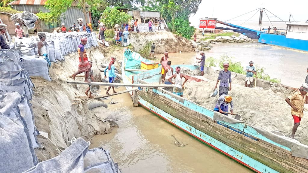 ফেরিঘাটে ভাঙন, নদীগর্ভে বিলীন বসতভিটা