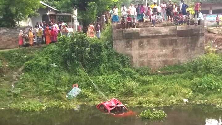 নিয়ন্ত্রণ হারিয়ে প্রাইভেট কার খাদে, নিহত ২