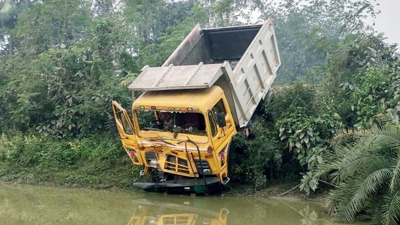 নিষিদ্ধ যানে বাড়ছে মৃত্যু