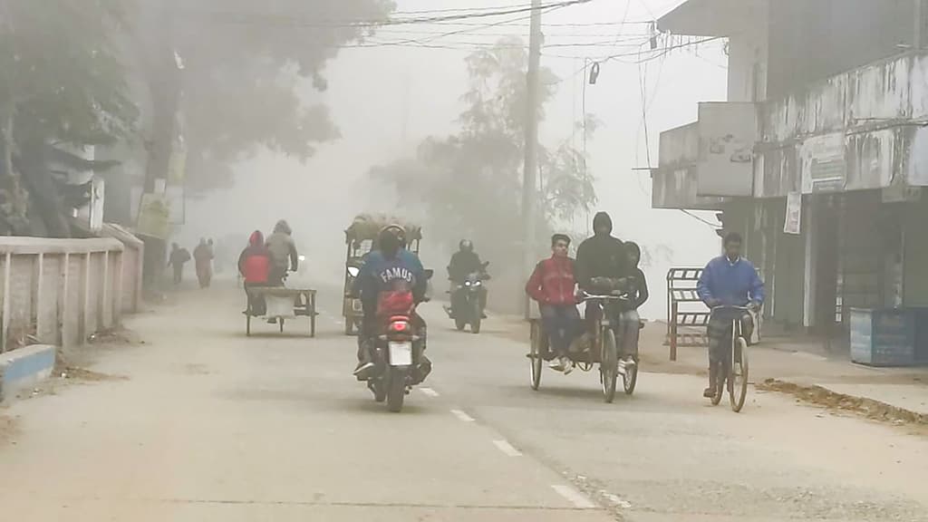 শীতে বিপাকে শ্রমজীবী, কুয়াশায় দূরের যাত্রী