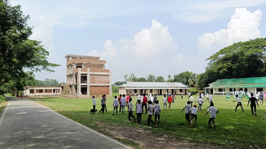 সড়কঘেঁষা দুই বিদ্যালয়, সীমানাপ্রাচীর না থাকায় দুর্ঘটনার ঝুঁকি