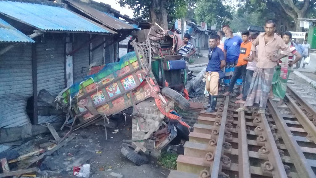 সীমান্ত ট্রেনের ধাক্কায় দুমড়ে-মুচড়ে গেল ভটভটি, আড়াই ঘণ্টা চলাচল বন্ধ