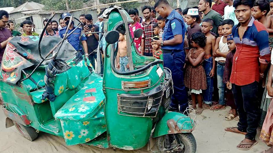 গোবিন্দগঞ্জে বাসচাপায় প্রাণ গেল অটোরিকশার ৪ যাত্রীর