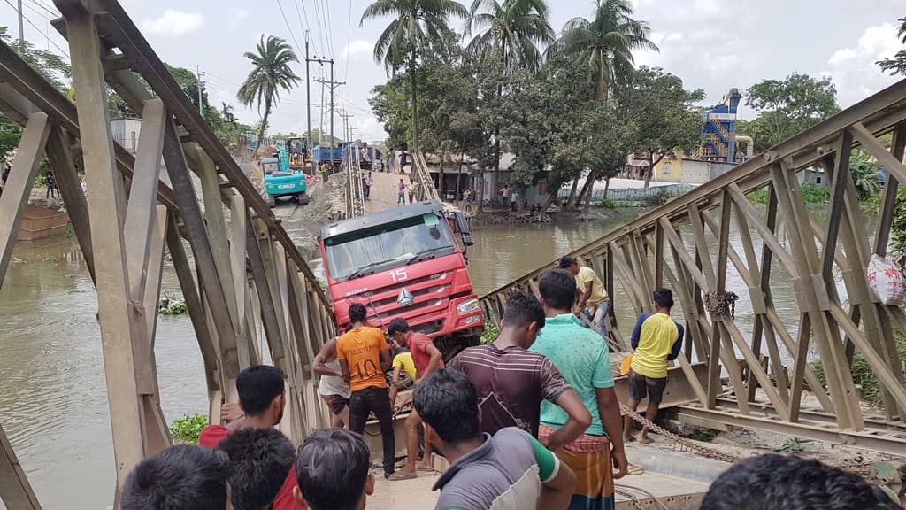 উদ্ধার হয়নি লালমোহনের ব্রিজ ভেঙে পড়া ট্রাক