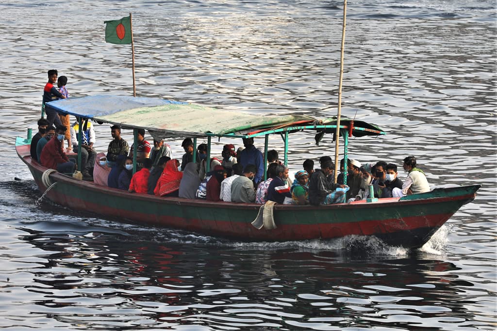 সোনারগাঁয়ে বরযাত্রীবাহী ট্রলারে ডাকাতি, আহত ১০