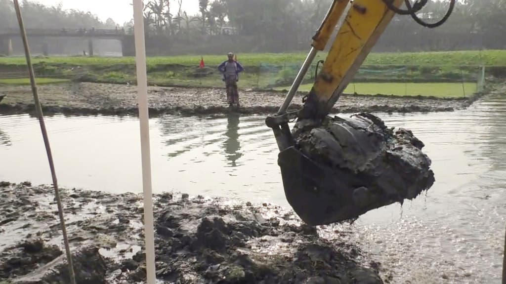 নদী খননের মাটি ঠিকাদারেরাই সরাবে: সংসদীয় কমিটি