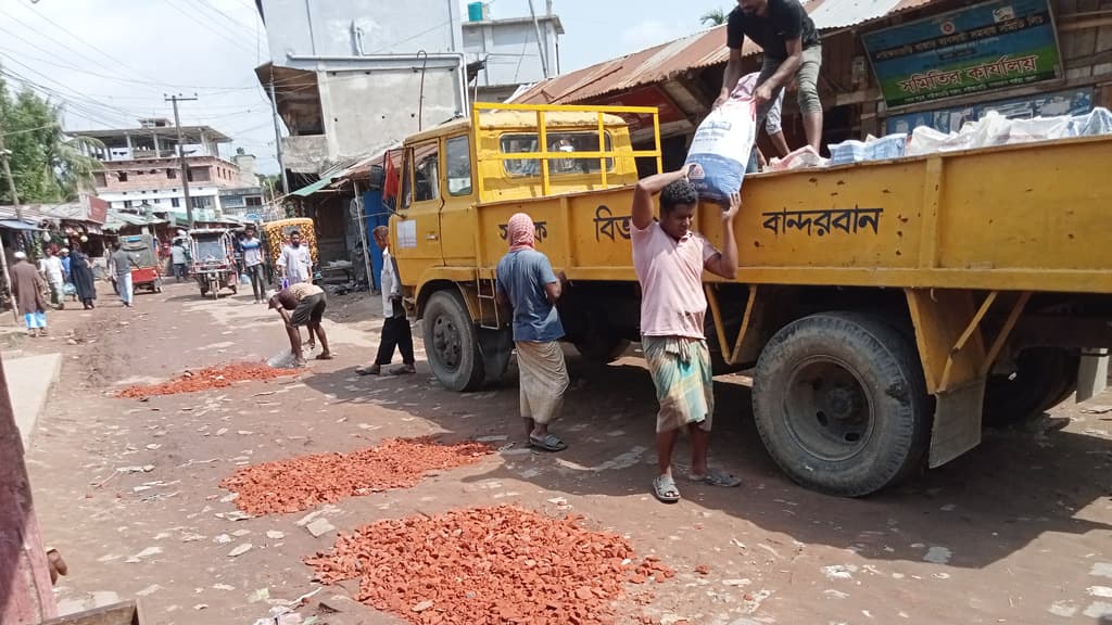 দীর্ঘ অপেক্ষার পর সড়ক সংস্কার, তা-ও সাময়িক