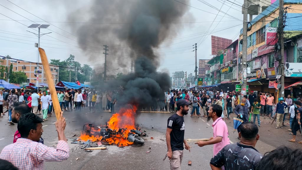 অসহযোগ আন্দোলনে রণক্ষেত্র বরিশাল, প্রতিমন্ত্রীর বাসভবনে ভাঙচুর-আগুন