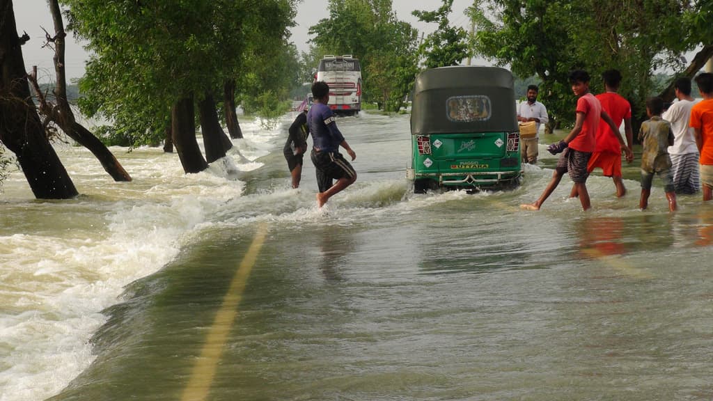 কমছে পানি, বাড়ছে দুর্ভোগ