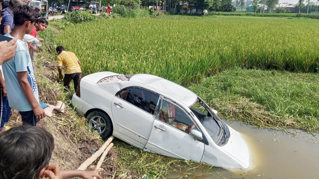 প্রাইভেট কার নেমে গেল পুকুরে, মৃত যুবক-যুবতীকে রেখে পালাল অপর ২ আরোহী