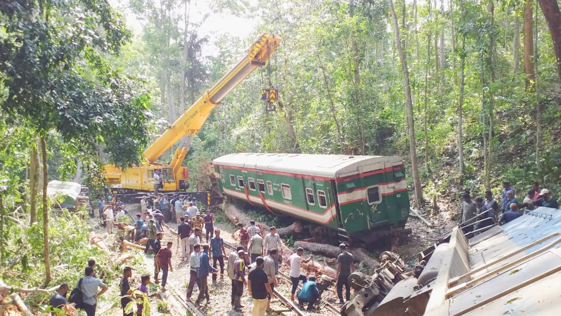 সরিয়ে নেওয়া হয়েছে লাউয়াছড়ায় লাইনচ্যুত ৩ বগি, রেলপথ প্রস্তুত