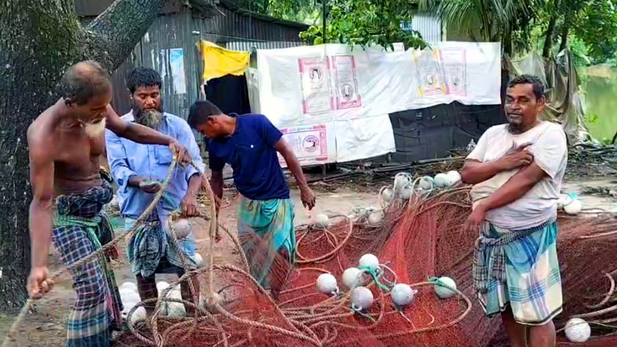 নতুন স্বপ্নে নদীতে জেলেরা