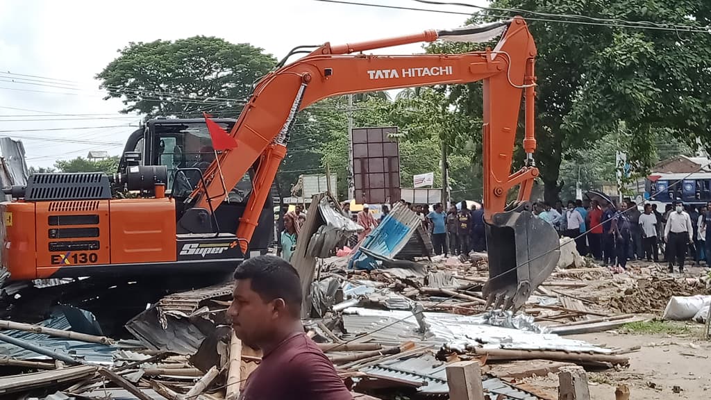 অবৈধ স্থাপনা উচ্ছেদ করে সওজের বেড়া