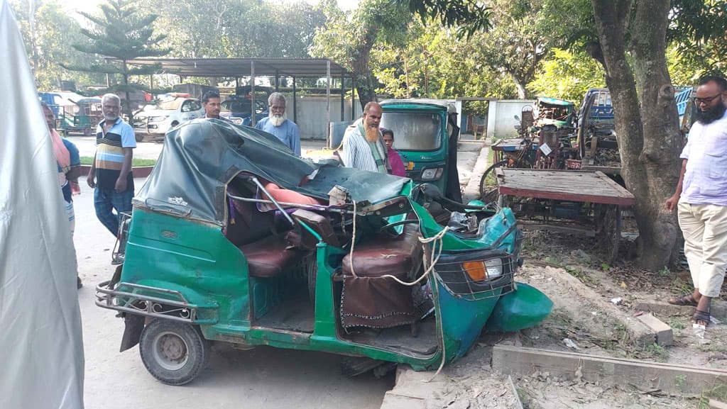 ঈশ্বরদীতে সড়ক দুর্ঘটনায় নিহত ২ 