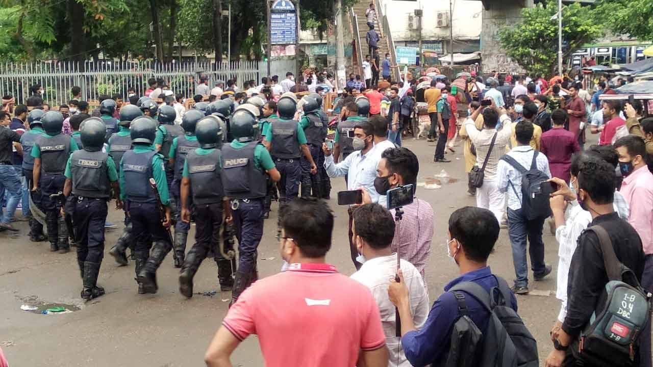 ইভ্যালির রাসেলের মুক্তির দাবিতে বিক্ষোভ, শাহবাগে দাঁড়াতে দিল না পুলিশ