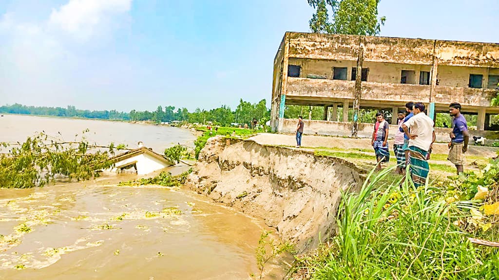 উত্তরাঞ্চলের বন্যা: ভাঙনে নদীগর্ভে চিকিৎসাকেন্দ্র, ধীরে নামছে পানি