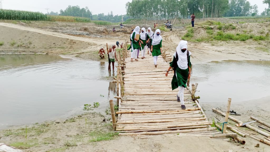 সেতুর অভাব, ১০ গ্রামের মানুষের ভরসা সাঁকো