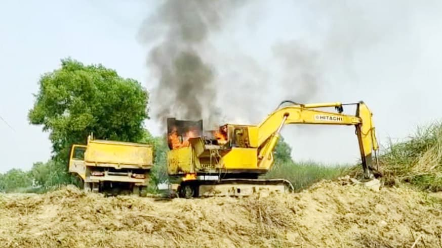 অবৈধভাবে মাটি বিক্রির অভিযোগে পোড়ানো হলো ৪টি এক্সকাভেটর