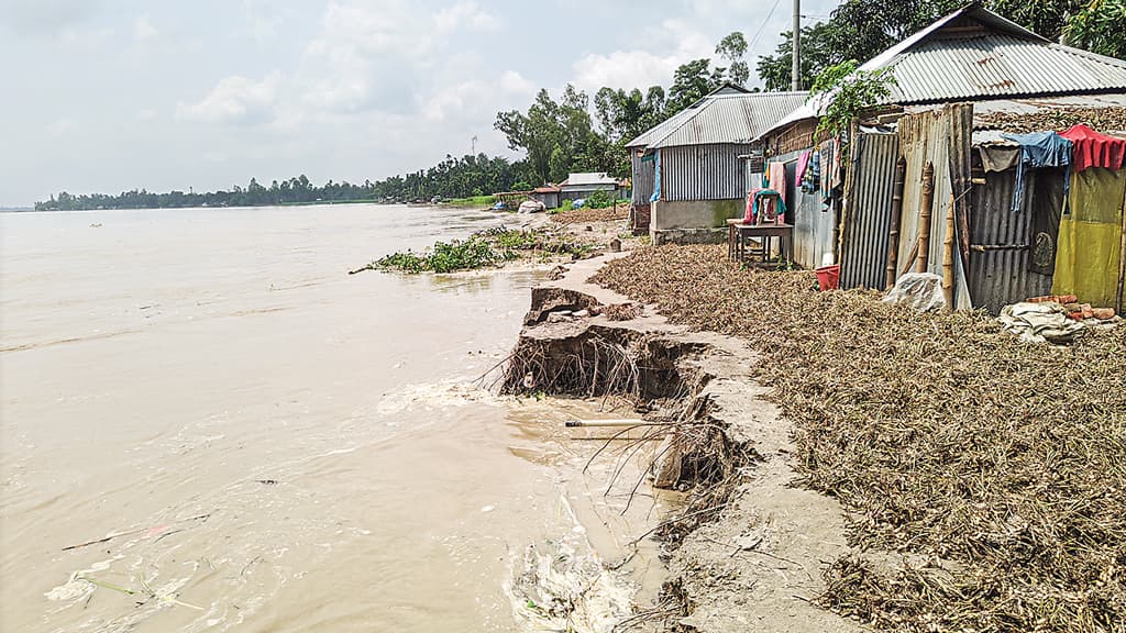 বন্যা পরিস্থিতি: তিস্তার চোখরাঙানিতে দিশেহারা মানুষ