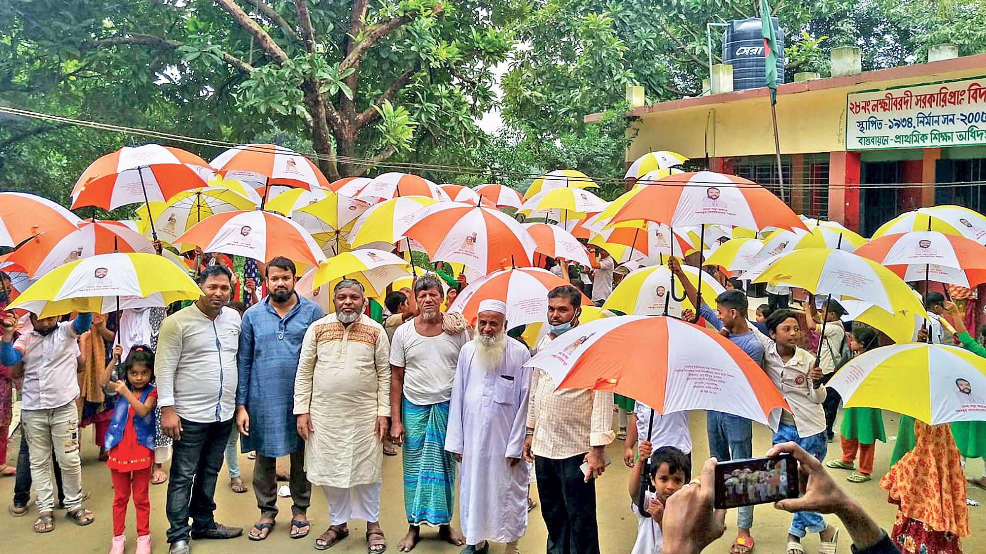 ক্লাস বন্ধ করে শিশুদের হাতে ছাতা দিয়ে প্রচার