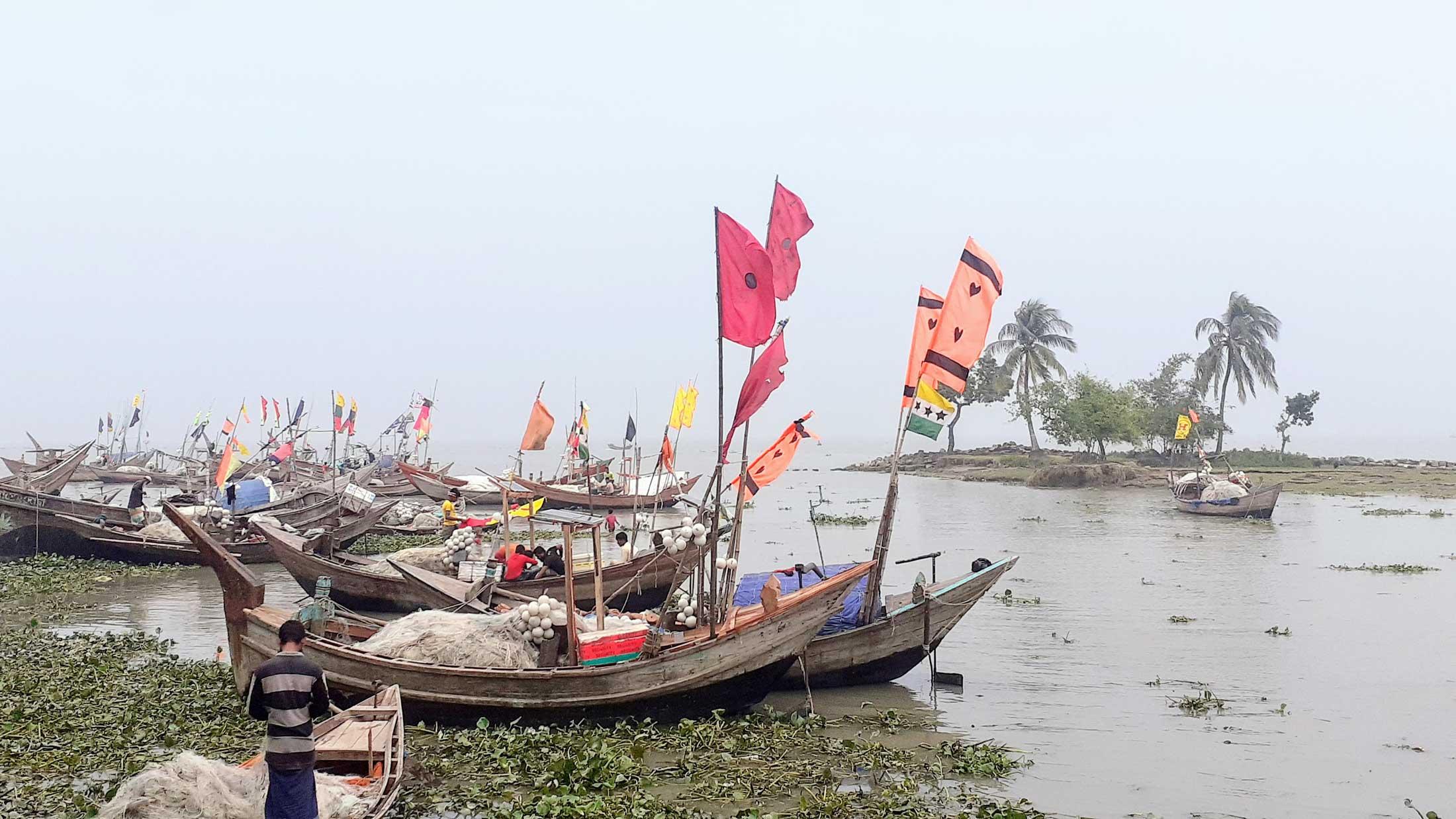 জ্বালানি তেলের দাম বাড়ানোয় হতাশ জেলেরা