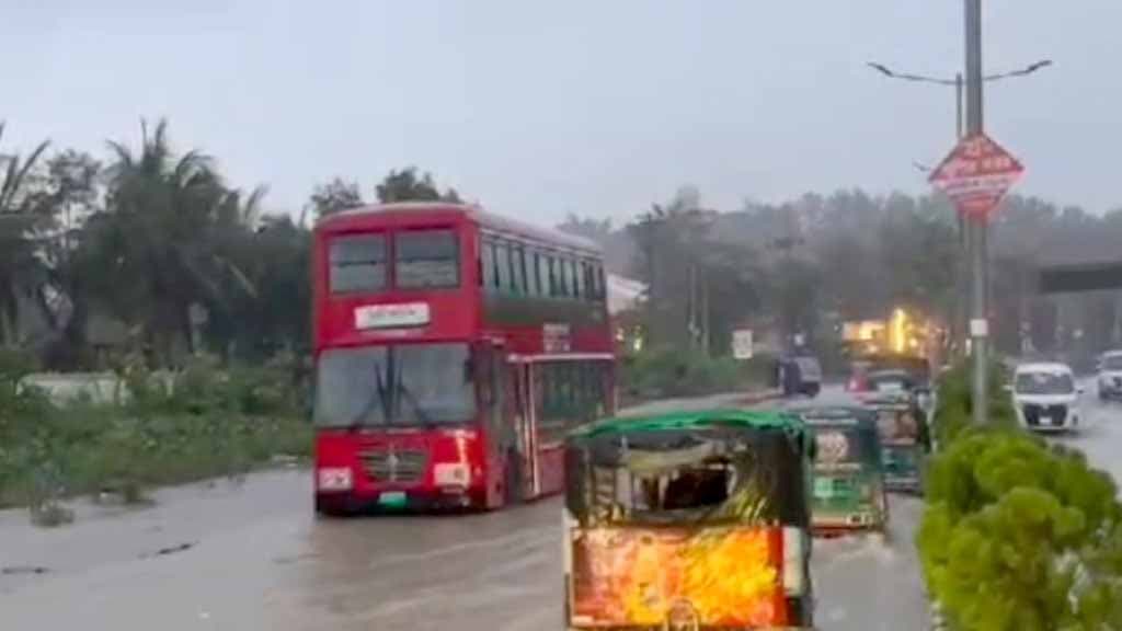 কক্সবাজারে টানা বৃষ্টিতে হোটেলবন্দী প্রায় ৩০ হাজার পর্যটক