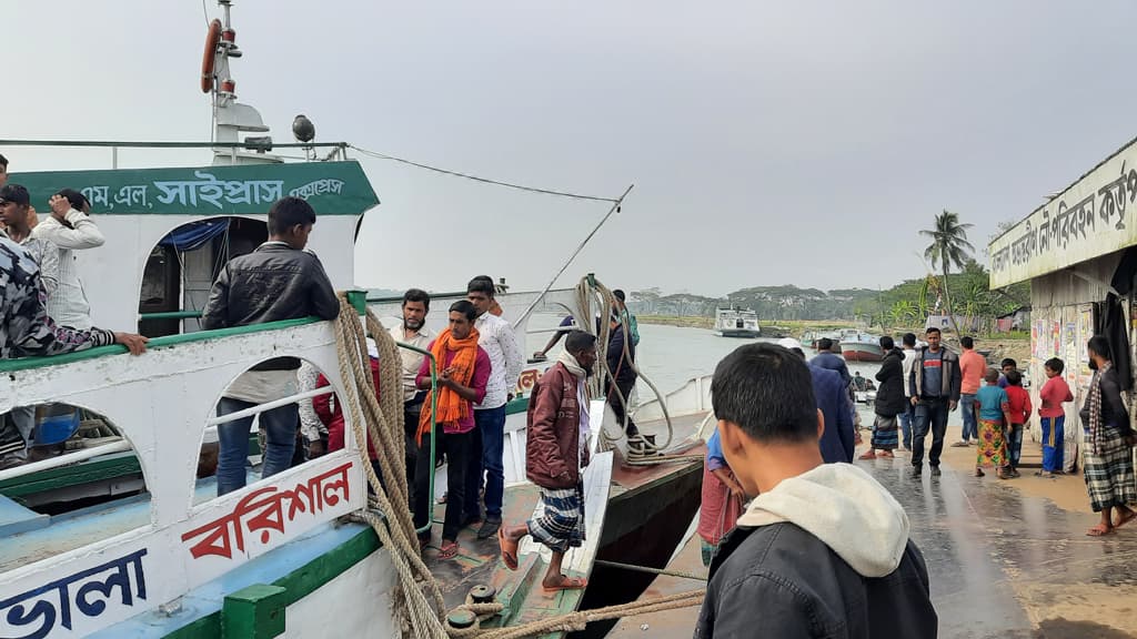 নিরাপত্তার বালাই নেই লঞ্চে