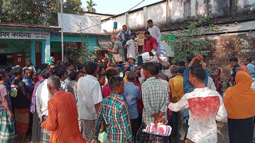 ধনীদের হাতে টিসিবির কার্ড!