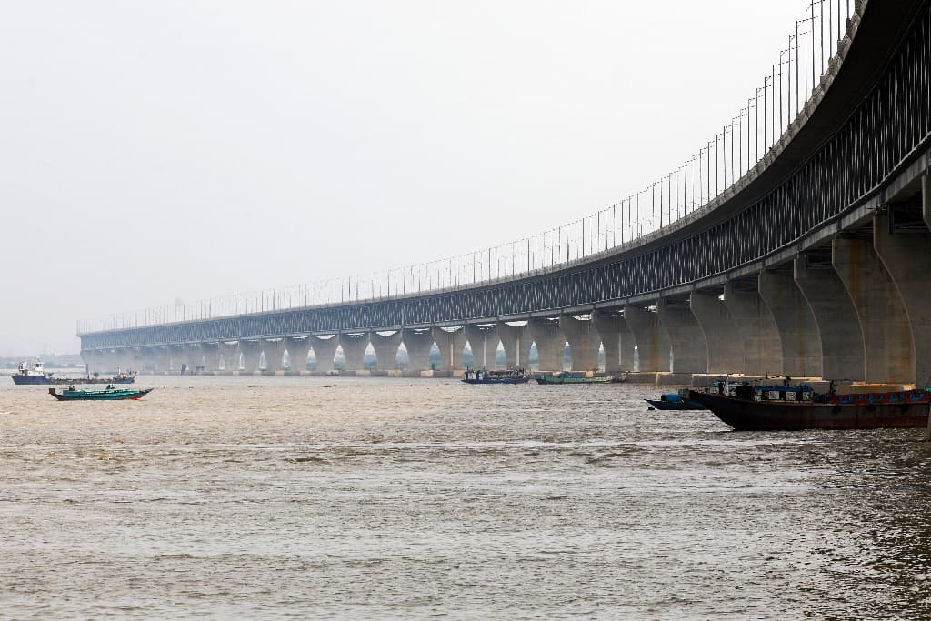 সেতুর পথে নেতাদের কাঁটা