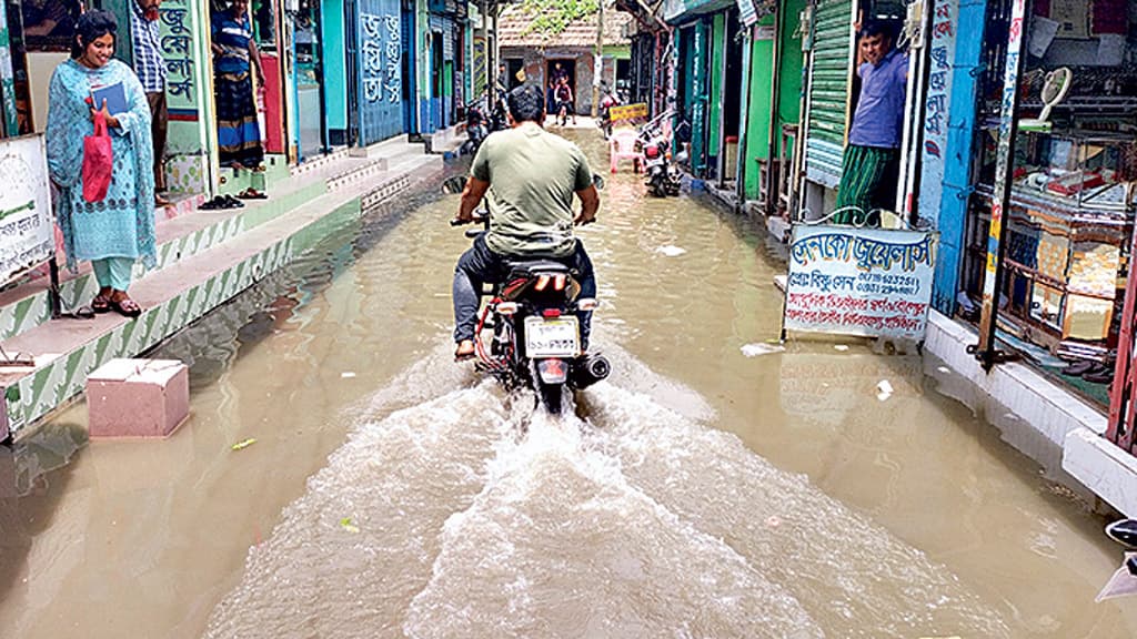 শিবসার জোয়ারে প্লাবিত পাইকগাছা পৌরবাজার