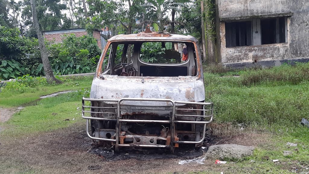 স্বাস্থ্য কমপ্লেক্সের অ্যাম্বুলেন্সে আগুন, ছিল না ইঞ্জিন 