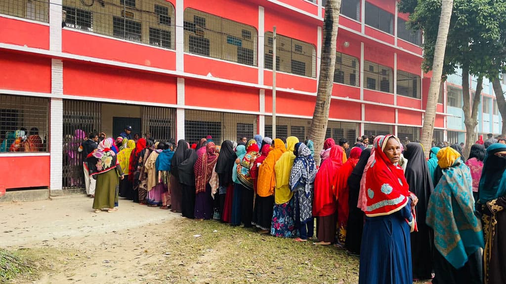 নাটোর-৩: স্বতন্ত্র প্রার্থীর এজেন্টকে ভোটকেন্দ্র থেকে বের করে দিল নৌকার সমর্থকেরা