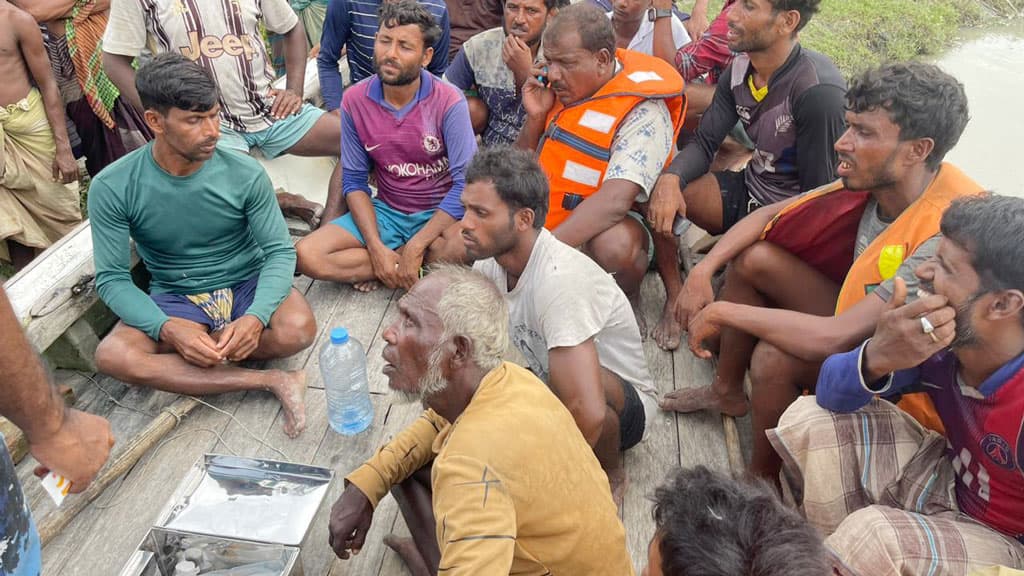 ৯৯৯ এ কল করে উদ্ধার হলেন সাগরে ডুবতে থাকা ২৯ জেলে