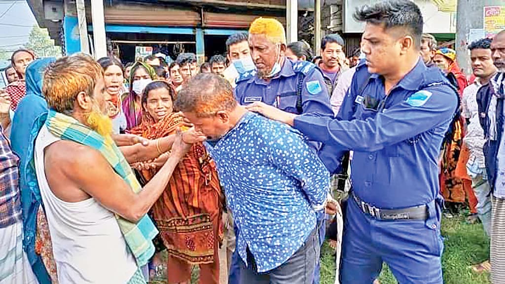 জামিনে থাকা আসামিকে বাদীপক্ষের মারধর