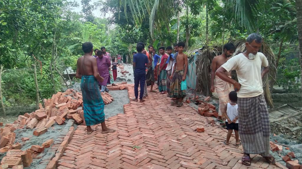 নিম্নমানের ইট বিছানোয় রাস্তার নির্মাণকাজ বন্ধ