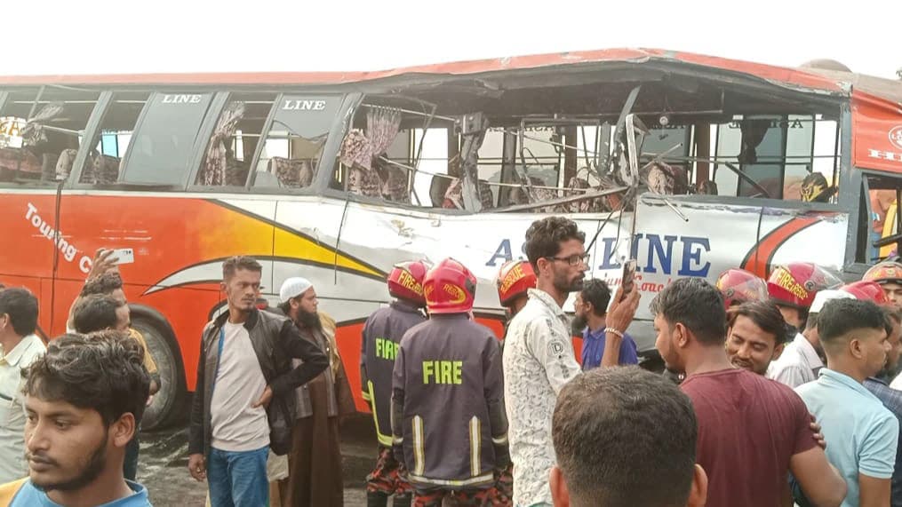 গৌরীপুরে বাস-মোটরসাইকেল-ট্রাকের ত্রিমুখী সংঘর্ষ, আহত ৩০ 