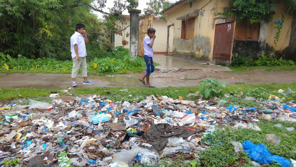 বিদ্যালয়ের সামনে ময়লার স্তূপ, নাকাল শিক্ষার্থীরা