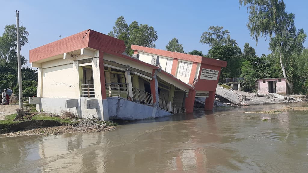 ১৫০ মিটার স্পার যমুনায়  বিদ্যালয় ভবন বিলীন