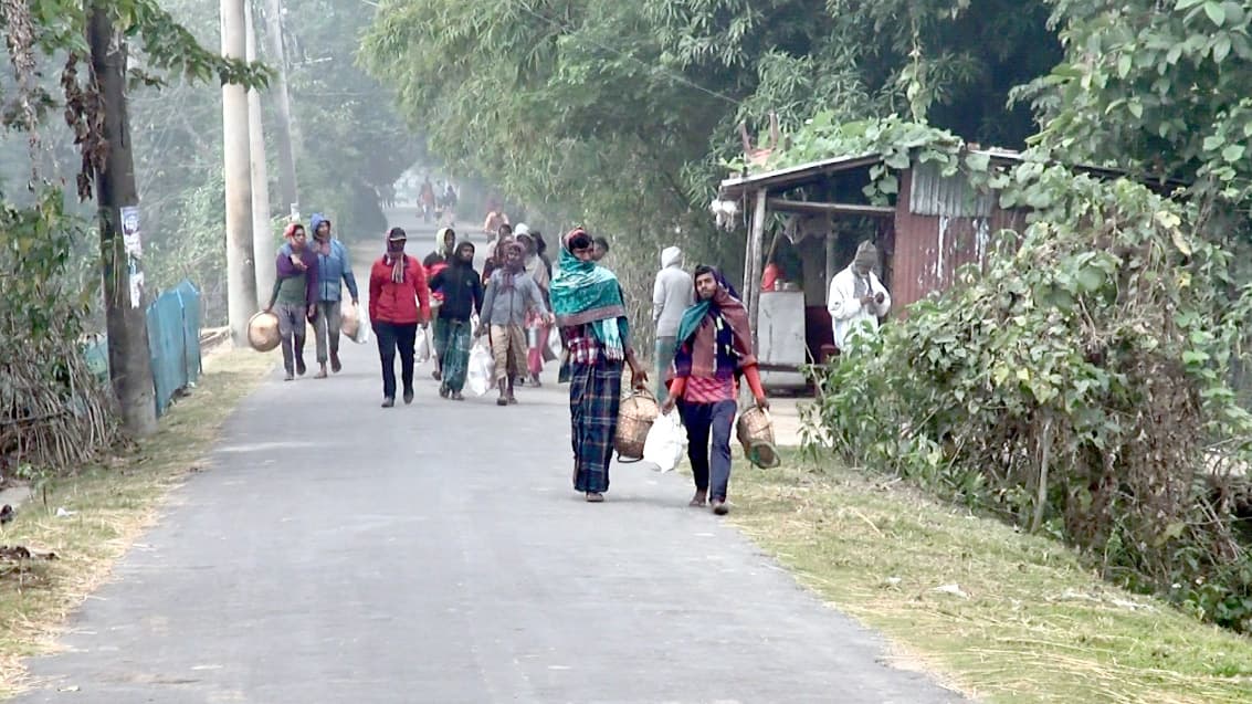 তীব্র শীতে অসহায় খেটে খাওয়া মানুষ