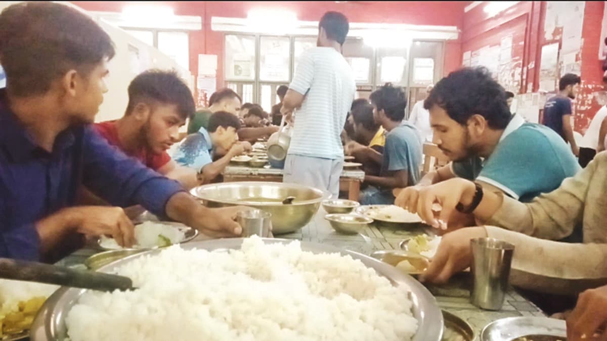 চট্টগ্রাম বিশ্ববিদ্যালয়ের হলের খাবার: দেখে আর শুঁকেই ভরে ছাত্রদের পেট