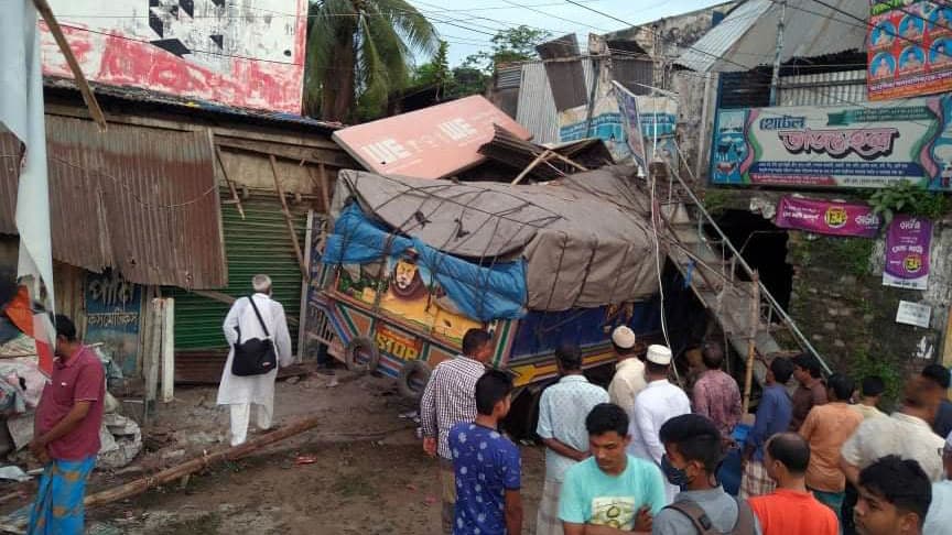 ঘাটাইলে নিয়ন্ত্রণ হারিয়ে হোটেলে ট্রাক, আহত ২