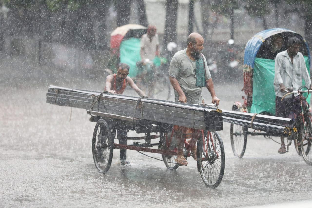 গরমের পর নামল ঝুম বৃষ্টি