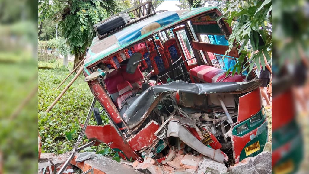 নিয়ন্ত্রণ হারিয়ে বাস খাদে, ৩০ শ্রমিক আহত