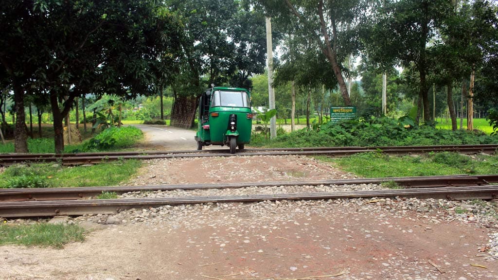 মিরসরাইয়ে ৫৭ লেভেল ক্রসিংয়ের ৫০টি অবৈধ