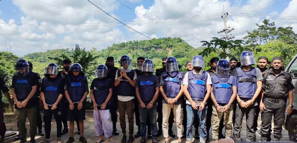 পার্বত্য চট্টগ্রাম থেকে বিপুল অস্ত্র-গোলাবারুদসহ গ্রেপ্তার ১০ 