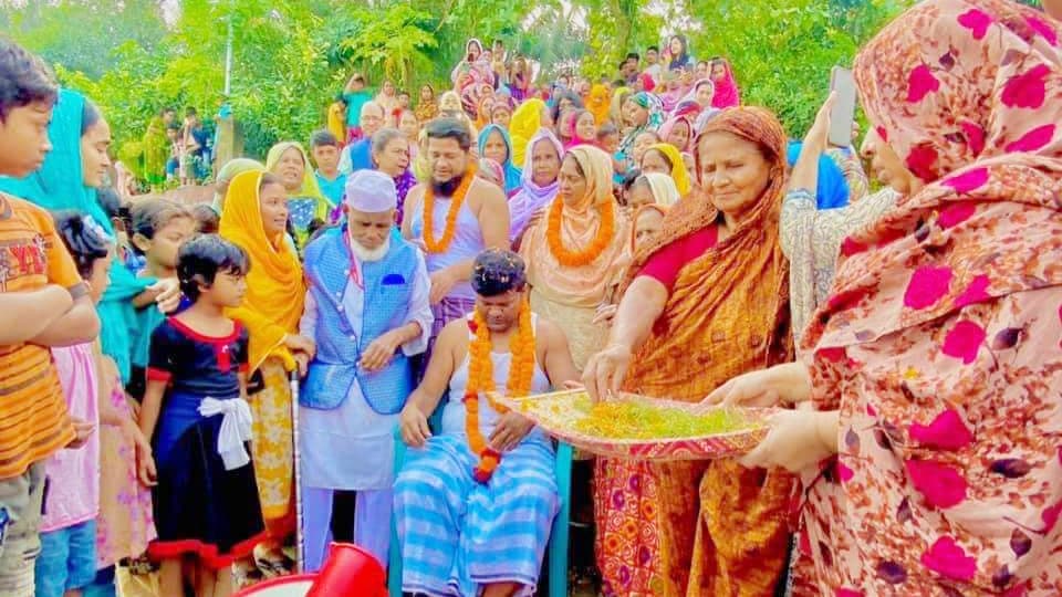 দূর্বার পর দুধের গোসলে চেয়ারম্যানকে বরণ