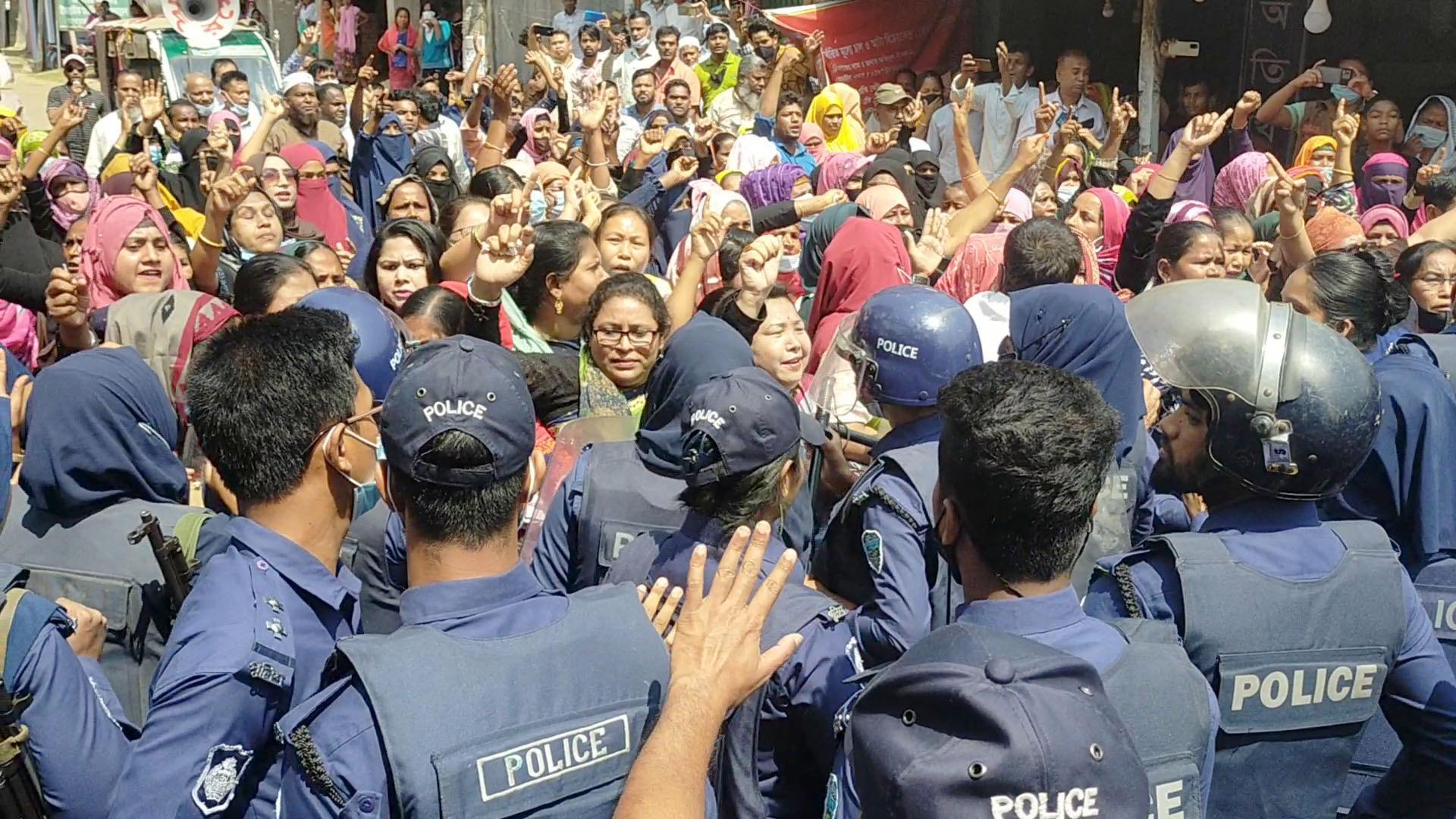 পুলিশের বাধা ভেঙে মহিলা দলের বিক্ষোভ