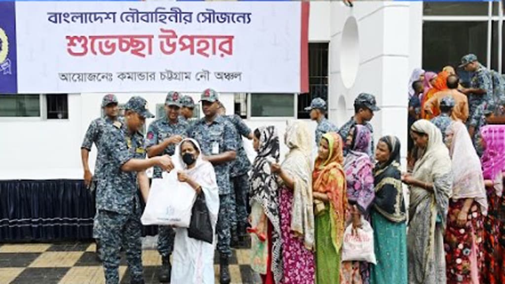 অসহায় মানুষের মধ্যে নিত্যপণ্য বিতরণ করল নৌবাহিনী